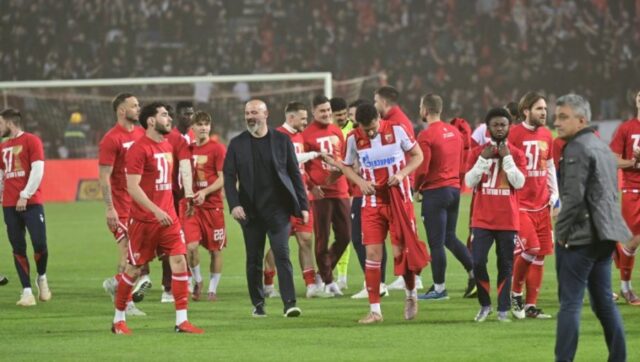 Navijaci Crvene zvezde gledaju i ne veruju Katastrofalne vesti stigle.jpg