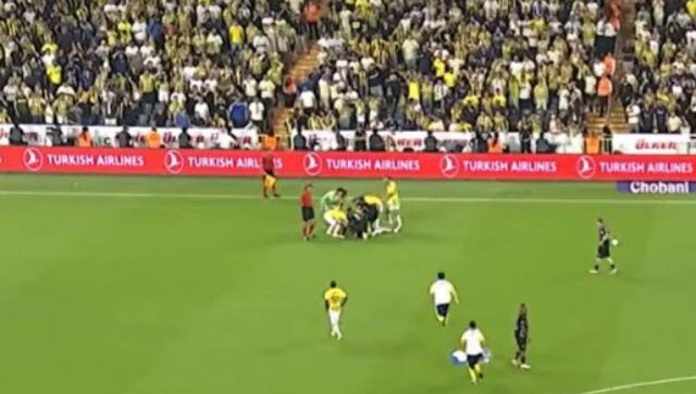 JEZIVO-Fudbaler-Fenerbahcea-lezao-bez-svesti-hitno-prebacen-u-bolnicu.jpg JEZIVO Fudbaler Fenerbahcea lezao bez svesti hitno prebacen u bolnicu.jpg
