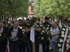 REKE LJUDI NA OPROŠTAJU OD LEGENDE ZVEZDE: Sahranjen Vladimir Cvetković (FOTO) REKE LJUDI NA OPROSTAJU OD LEGENDE ZVEZDE Sahranjen Vladimir Cvetkovic.jpg