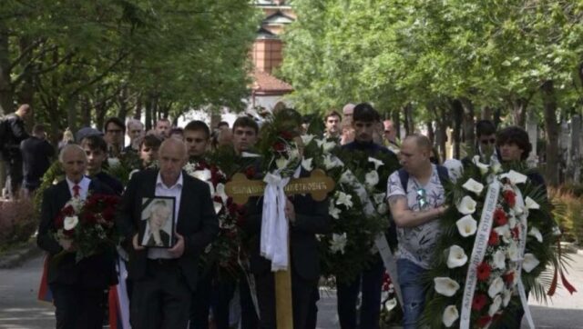 REKE LJUDI NA OPROSTAJU OD LEGENDE ZVEZDE Sahranjen Vladimir Cvetkovic.jpg