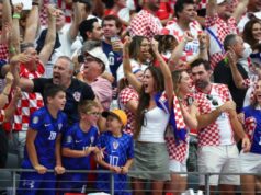 BRUKA VEKA NA SVETSKOM PRVENSTVU! Hrvatski navijači slavili uz Tompsona, zajedno pevali sramnu pesmu! (FOTO) BRUKA VEKA NA SVETSKOM PRVENSTVU Hrvatski navijaci slavili uz Tompsona.jpg
