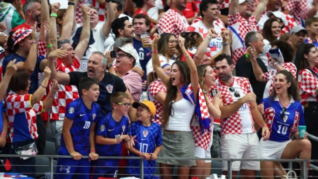 BRUKA-VEKA-NA-SVETSKOM-PRVENSTVU-Hrvatski-navijaci-slavili-uz-Tompsona.jpg BRUKA VEKA NA SVETSKOM PRVENSTVU Hrvatski navijaci slavili uz Tompsona.jpg