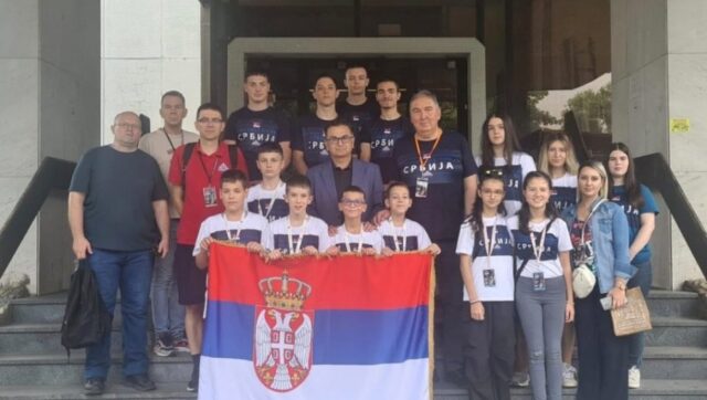 PODRSKA SRPSKIM TAKMICARIMA Ambasador Vekic posetio nase sahiste na EP.jpg