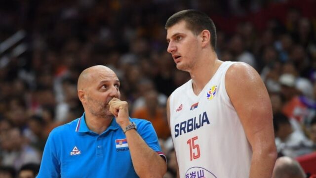 RUSIJA-PODRHTAVA-Aleksandar-DJrodjevic-seda-na-klupu-jednog-od-najvecih.jpg RUSIJA PODRHTAVA Aleksandar DJrodjevic seda na klupu jednog od najvecih.jpg