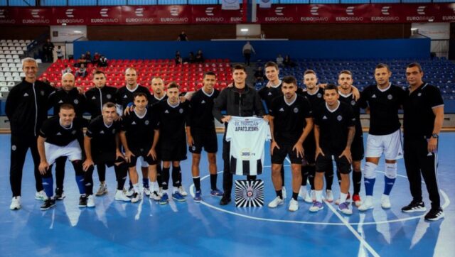 Crno bela porodica kapiten fk partizan posetio futsal ekipu pred odlazak.jpg
