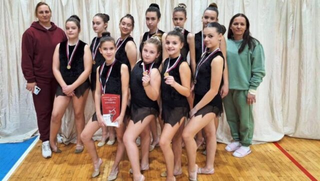 BLISTALE PARACINSKE RITMICARKE Na Drzavnom prvenstvu u C grupnim vezbama.jpg