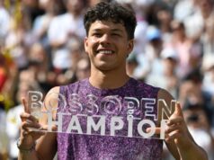 ŠELTON NAJBOLJI U ŠTUTGARTU: Amerikanac pobedio zemljaka i podigao trofej SELTON NAJBOLJI U STUTGARTU Amerikanac pobedio zemljaka i podigao trofej.jpg