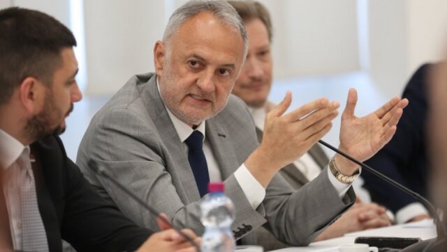 MINISTAR-GAJIC-PRUZIO-PODRSKU-U-Privrednoj-komori-Srbije-osnovana-Sekcija.jpg Ministar gajic pruzio podrsku u privrednoj komori srbije osnovana sekcija.jpg