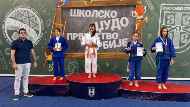 NEMA STAJANJA ZA SKOLSKI SPORT – Nagradjeni prvaci Srbije u.jpg
