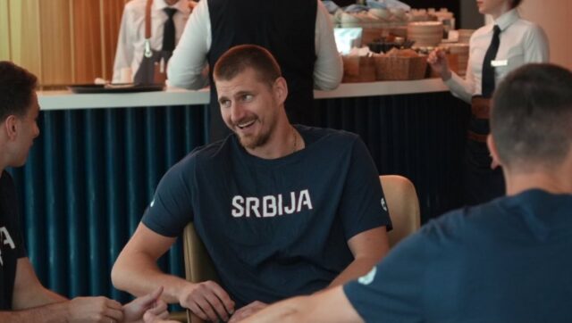 OKUPILI-SE-KOSARKASI-SRBIJE-Nikola-Jokic-nasmejan-stigao-u-reprezentaciju.jpg OKUPILI SE KOSARKASI SRBIJE Nikola Jokic nasmejan stigao u reprezentaciju.jpg