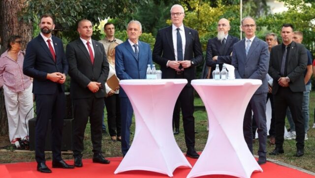 SRECNO-U-TARANTU-Premijer-Macut-ispratio-srpske-sportiste-na-Mediteranske.jpg SRECNO U TARANTU Premijer Macut ispratio srpske sportiste na Mediteranske.jpg