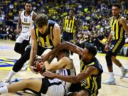 FENER PREKINUO POBEDNIČKI NIZ OLIMPIJAKOSA: Gudurić na visini zadatka, bledo izdanje Milutinova Fener Prekinuo Pobednicki Niz Olimpijakosa Guduric Na Visini Zadatka Bledo.jpg