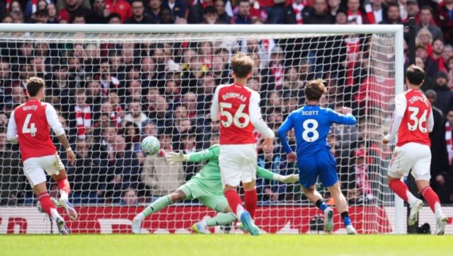 SRBIN SOKIRAO LIDERA Petrovicev Bornmut usporio Arsenal ka tituli Tobdzije.jpg