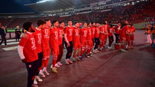 Sampionsko slavlje Fudbaleri Crvene zvezde ispred severa posle nove titule.jpg