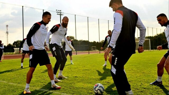 Sve-prstalo-na-terenu-Orlovi-nikad-motivisaniji-odradili-poslednji-trening.jpg Sve prstalo na terenu Orlovi nikad motivisaniji odradili poslednji trening.jpg