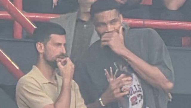 Novak DJokovic gledao u neverici Najveca zvezda iskljucena pokazivao sudijama.jpg