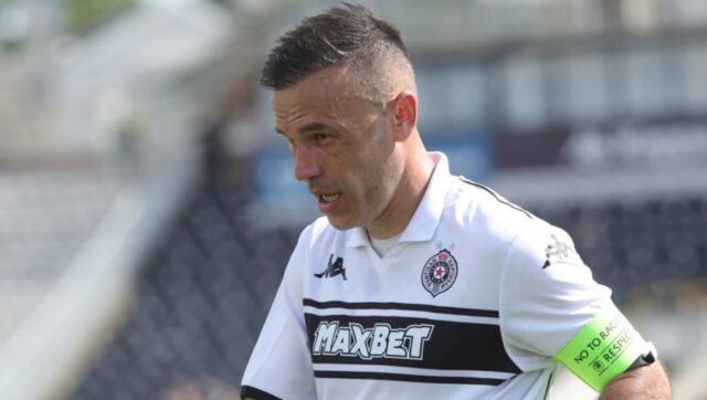 PARTIZAN UBEDLJIV NA OPROSTAJU LEGENDE Crno beli razbili Radnik Natho zavrsio.jpg