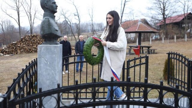 RODJENDAN-OLIMPIJSKOG-KOMITETA-Milica-DJuricic-polozila-venac-na-grob-osnivaca.jpg Rodjendan Olimpijskog Komiteta Milica Djuricic Polozila Venac Na Grob Osnivaca.jpg