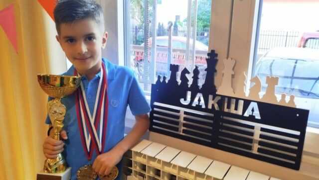 JAKSA-NA-SVETSKOM-PRVENSTVU-MLADIH-SAHISTA-U-KAZAHSTANU-Osmogodisnji-Paracinac.jpg Jaksa na svetskom prvenstvu mladih sahista u kazahstanu osmogodisnji paracinac.jpg
