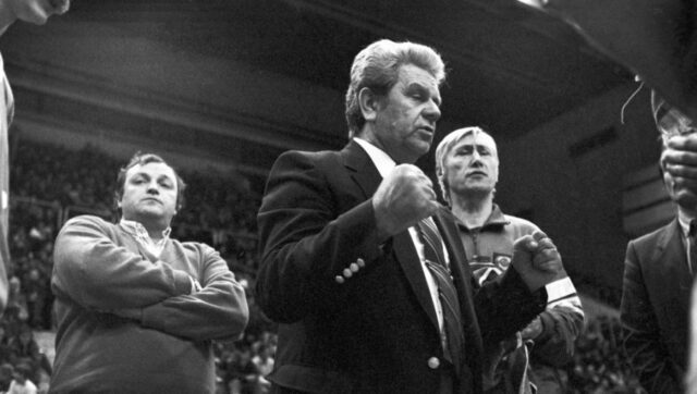 PREMINUO-LEGENDARNI-TRENER-Zbog-njega-je-nastavljeno-finale-Evropskog-prvenstva.jpg PREMINUO LEGENDARNI TRENER Zbog njega je nastavljeno finale Evropskog prvenstva.jpg