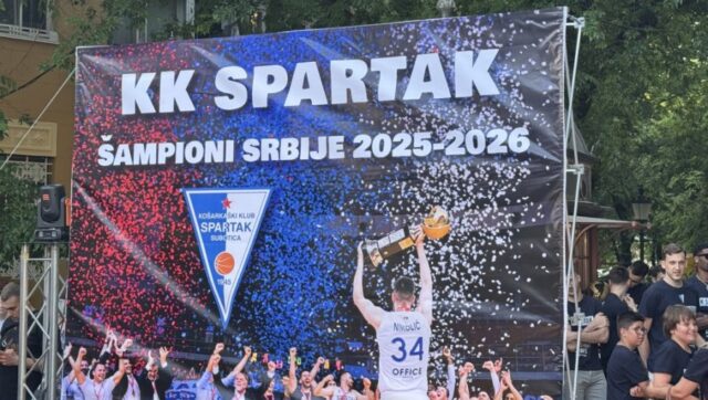 SUBOTICA DOCEKALA SAMPIONE Slavlje navijaca i kosarkasa Spartaka nakon osvojene.jpg