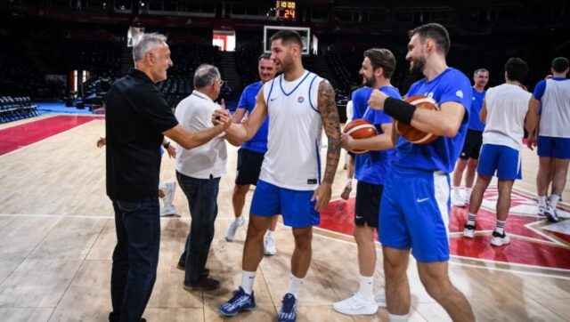 U odlicnom raspolozenju ministar gajic posetio kosarkasku reprezentaciju srbije i.jpg