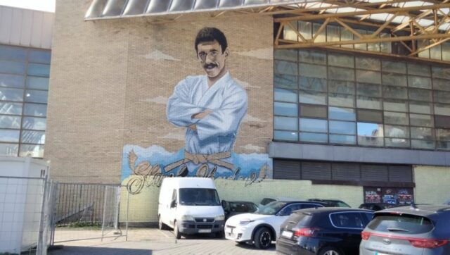 PO MERI LEGENDARNOG DZUDISTE Na fasadi „Spens a oslikan veliki mural.jpg