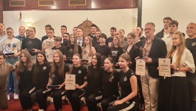 Partizan-proslavio-81-rodjendan-Dodeljene-nagrade-najupsesnijima-u-crno-beloj-porodici.jpg Partizan proslavio 81 rodjendan Dodeljene nagrade najupsesnijima u crno beloj porodici.jpg