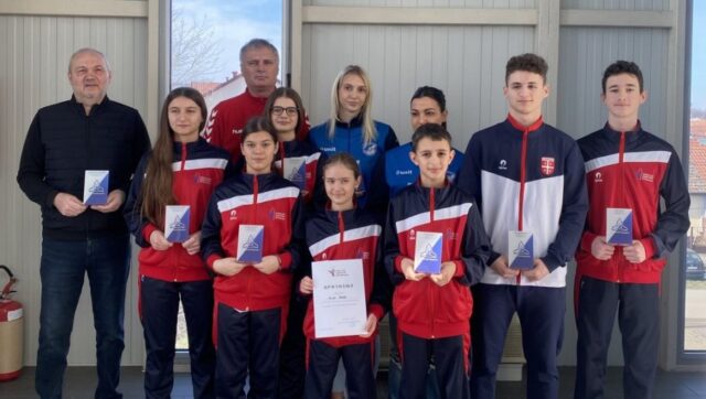 PROSLU-GODINU-OBELEZILI-KARATISTI-I-RUKOMETASICE-Lajkrssko-drustvo-„Petrovaradin-izabralo.jpg PROSLU GODINU OBELEZILI KARATISTI I RUKOMETASICE Lajkrssko drustvo „Petrovaradin izabralo.jpg